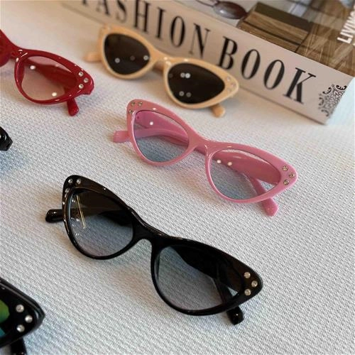 عینک دودی طرح گربه‌ای بغل نگین کد 1709